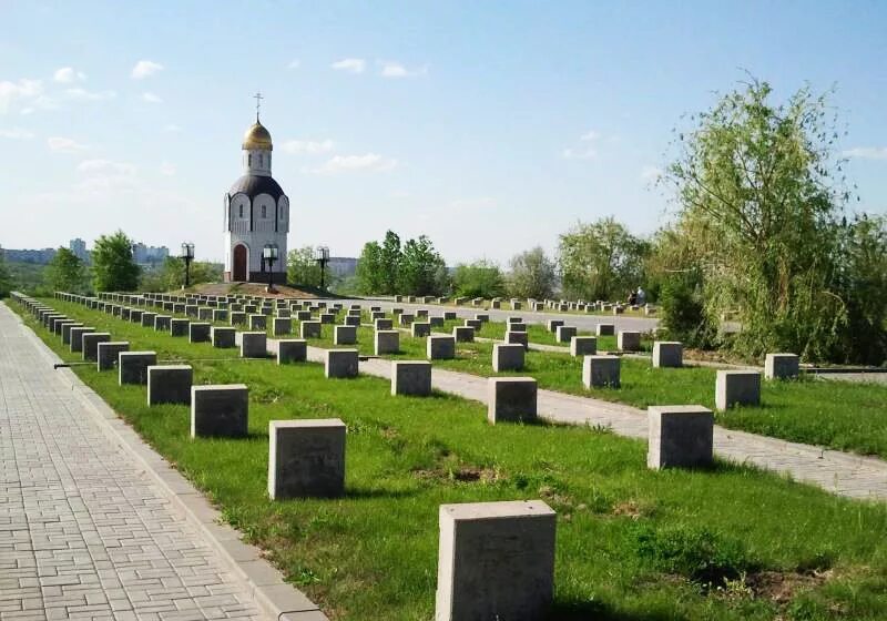 Братская могила на мамаевом кургане. Воинское мемориальное кладбище волгоград. Братская могила на мамаевом кургане. Мемориальное военное кладбище мамаев курган. Мамаев курган похоронены.