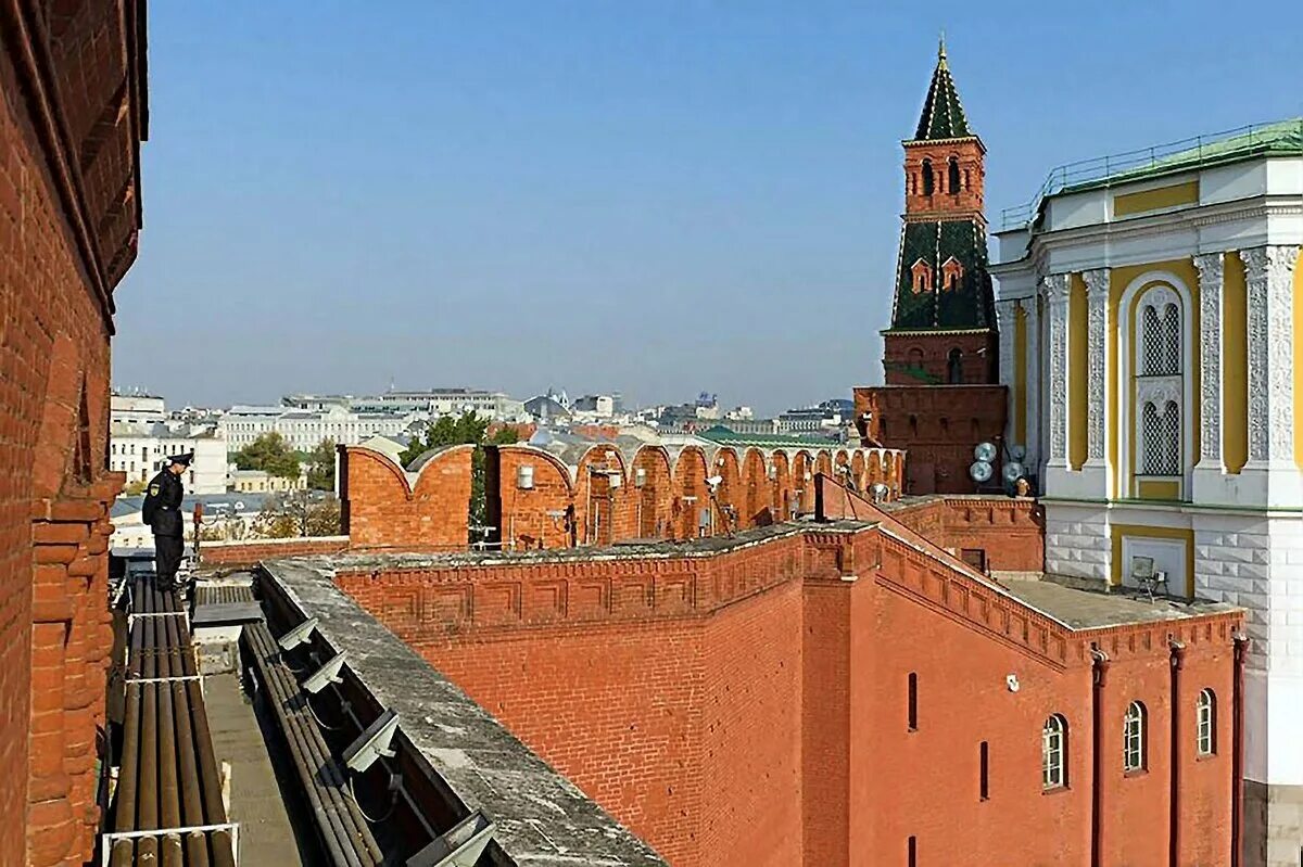 Оружейная (Конюшенная) башня. Башни Московского Кремля. Стены Московского Кремля внутри. Башни Московского Кремля изнутри. Через какие башни можно войти в кремль
