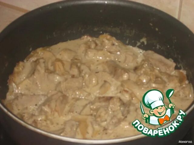 Свиная подлива на сковороде с луком. Свинина тушеная с луком и морковью. Мясо с подливкой на сковороде из свинины. Свинина тушеная с луком и морковью на сковороде. Рецепт свинины с луком и морковью на сковороде.