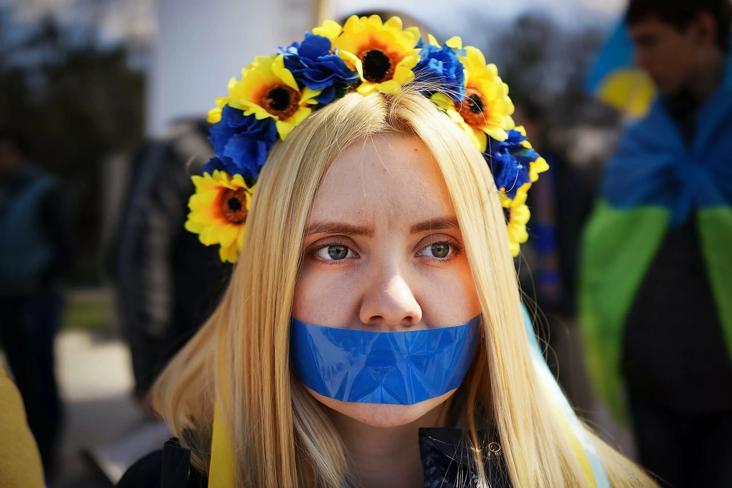 Украинка в венке. Флаг украины. Украинки девушки. Украинские девушки фото. Украинские девушки тг.