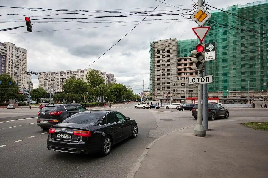 пересечение на красный. поворот машины направо. светофор для машин. проезд на красный сигнал светофора. проезд на красный свет.