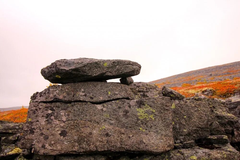 камень сейд в мурманске. сейды священные камни саамов. каменные сейды териберка. мегалиты кольского полуострова. сейд кольский полуостров.