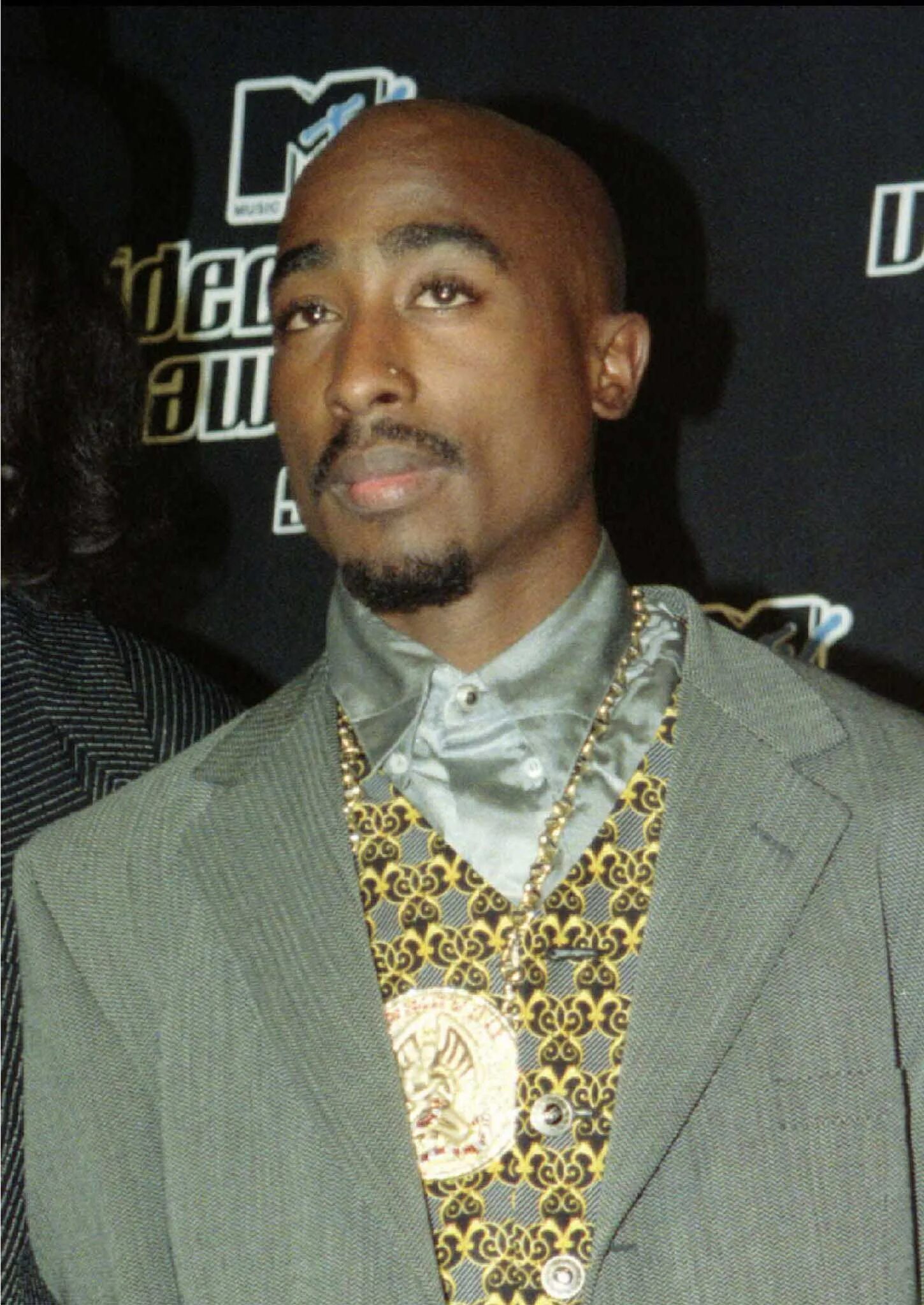 Tupac shakur 1994. 2pac bmw 1996. 2pac shakur. Похороны тупака. Рэп тупак.