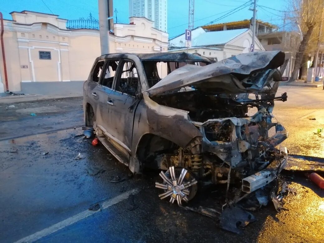 Е1 екатеринбург новости происшествия сегодня. Дтп лексус 570 розы люксембург. авария в екатеринбурге лексус 570. дтп лексус екатеринбург. авария 8 марта в екатеринбурге 2025.