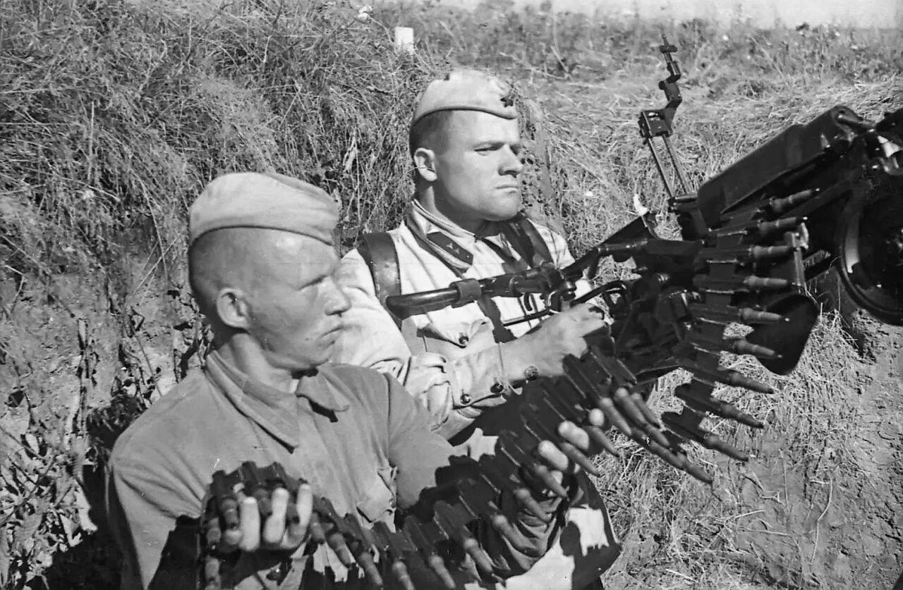 Дшк 1941. Пулемет 1942 года. Пулемет максим в великой отечественной войне. Пулемет 1942 года. Зенитные пулеметы дшк второй мировой войны.
