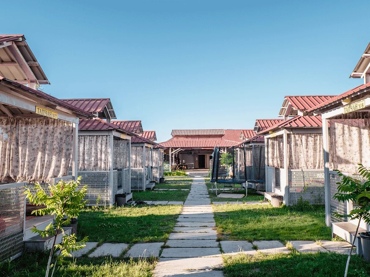 Турбазы алаколь с бассейном. База отдыха на приливном. Зона отдыха алаколь акши пеликан. Алаколь робинзон. Акши алаколь.