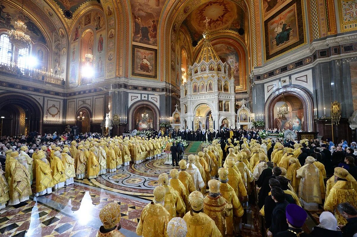 Служба в церкви. Патриарх кирилл в храме христа спасителя. Литургия иоанна златоуста оглашенных. Церковная служба в первой половине дня. Богоявленский кафедральный собор в елохове в москве расписание.