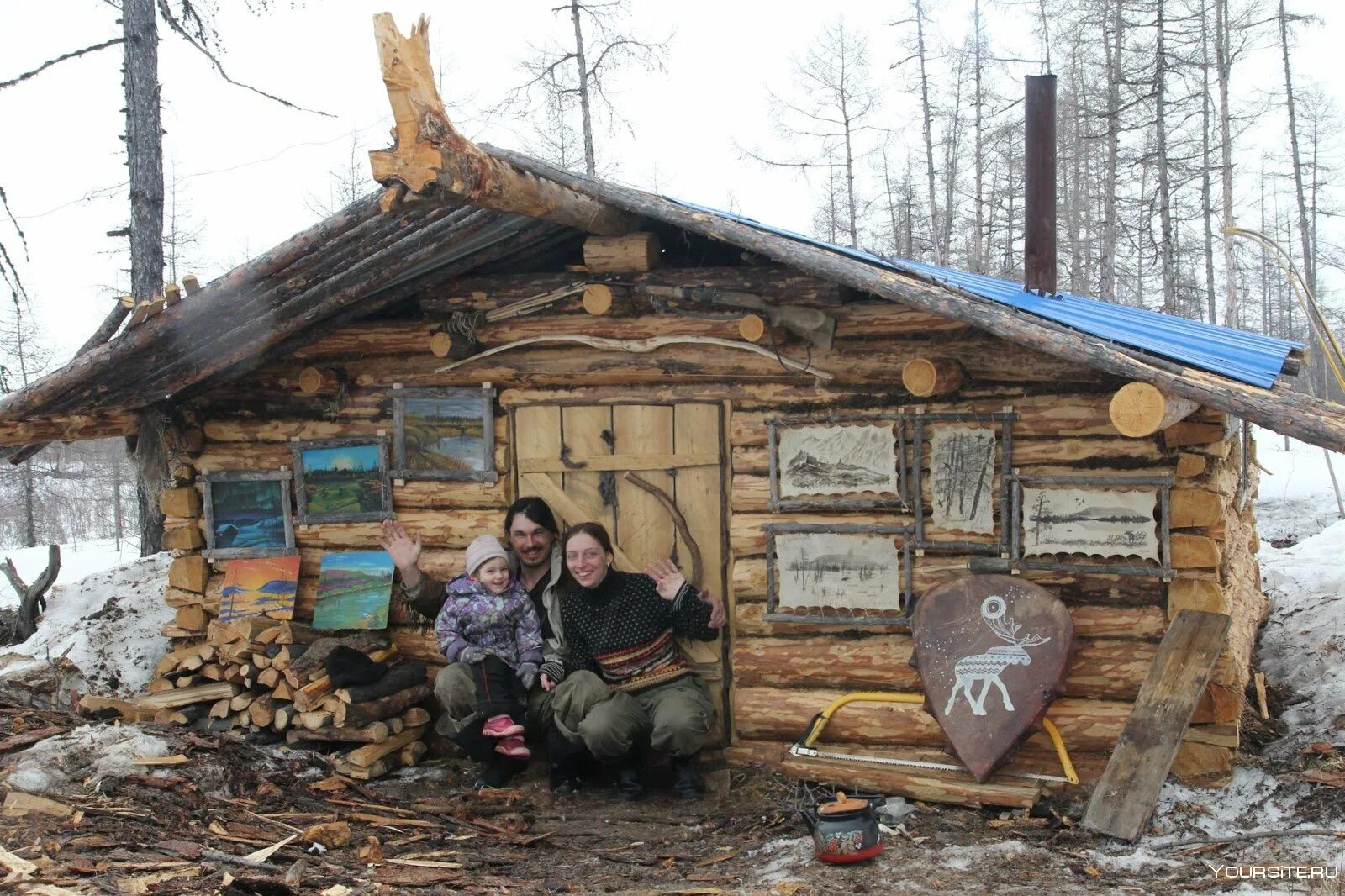 Домик отшельника. Домик отшельника в тайге. Счастливый отшельник. Избушка отшельника.