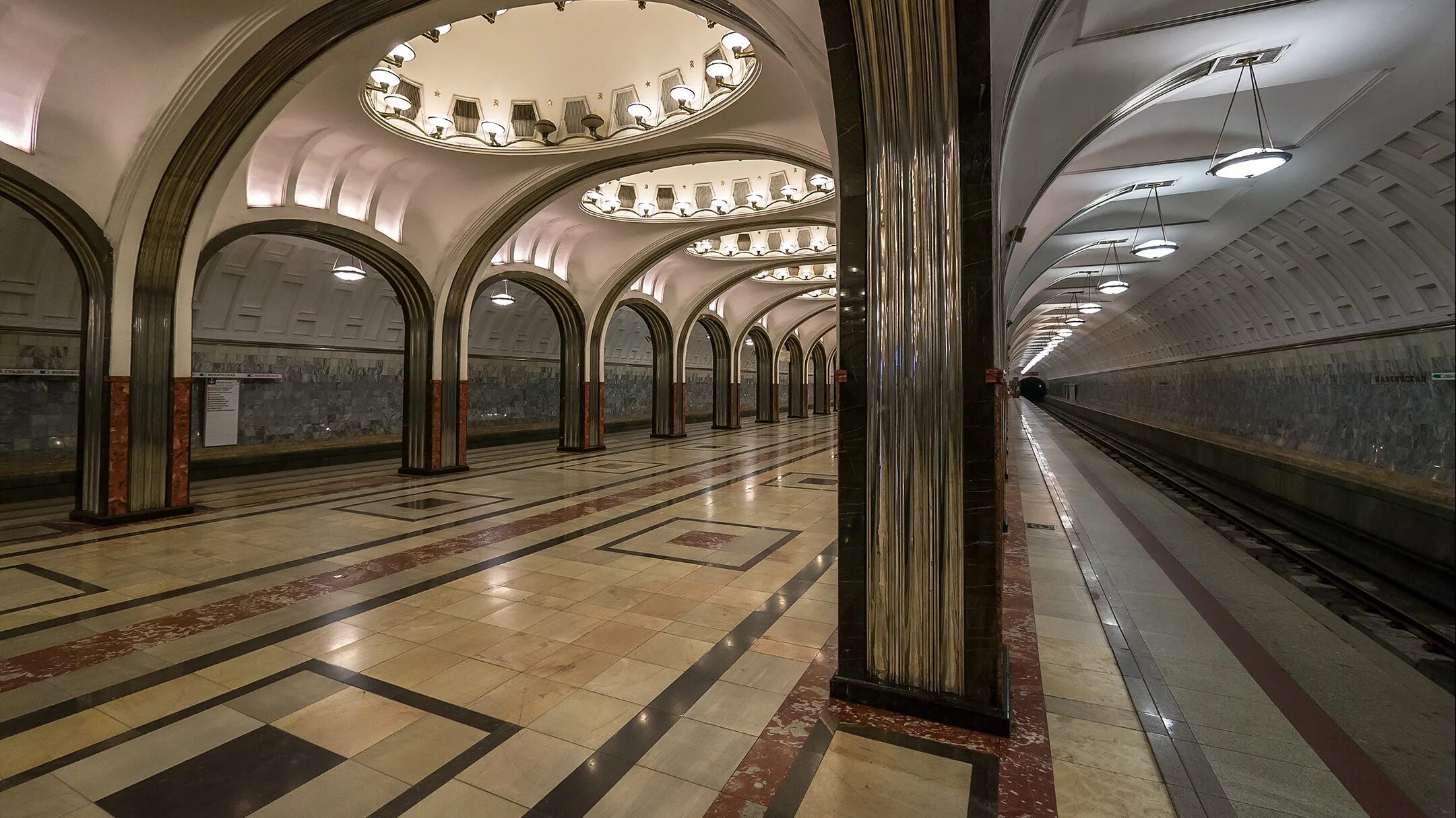 Объект московского метрополитена. Маяковская (Замоскворецкая линия). Маяковская станция метро Москва. Московское метро станция Маяковская. Станция метро Маяковская зеленая ветка.