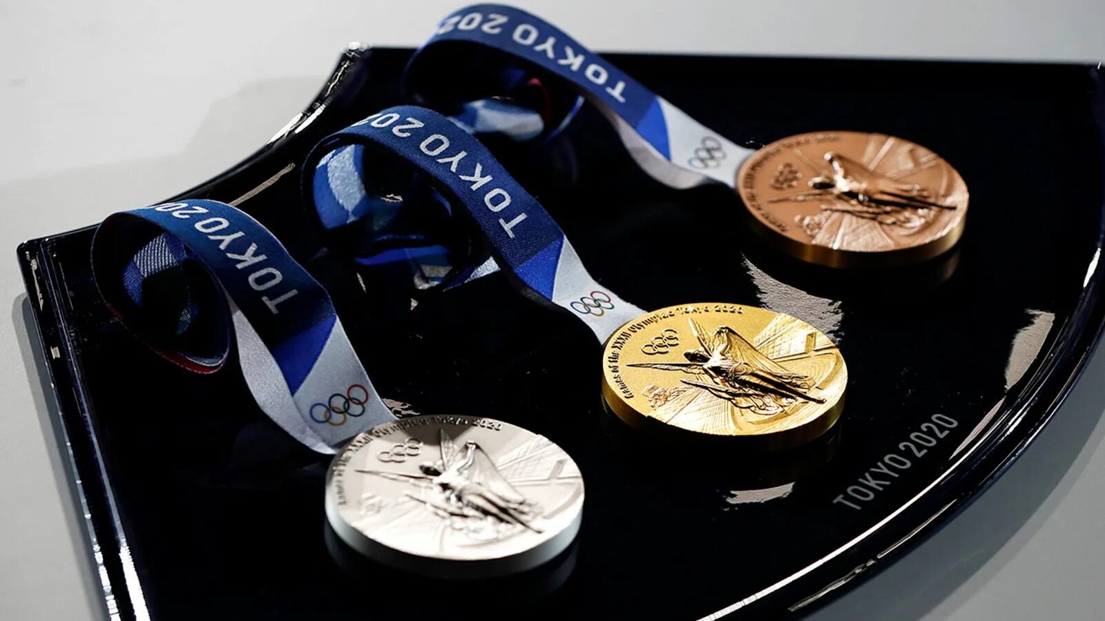 Самое большое количество олимпийских медалей. Медали Токио 2020. Олимпийская медаль Токио. Золотая медаль Олимпийских игр Токио.