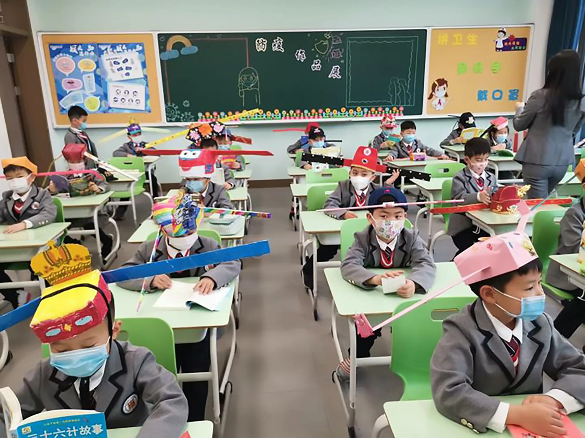 В школе китайский изучает 60 учащихся. Китайские школьники. Китайские дети в школе. Урок в китайской школе. Начальная школа в Китае.
