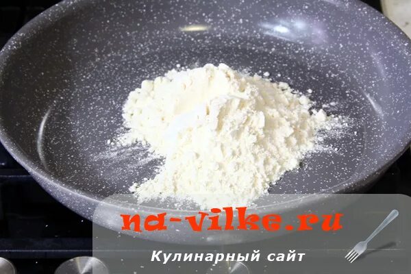 Сухая пассировка. Пассированная мука. соус пассеровки муки. пассировка муки для соуса. мучные пассировки для соусов.