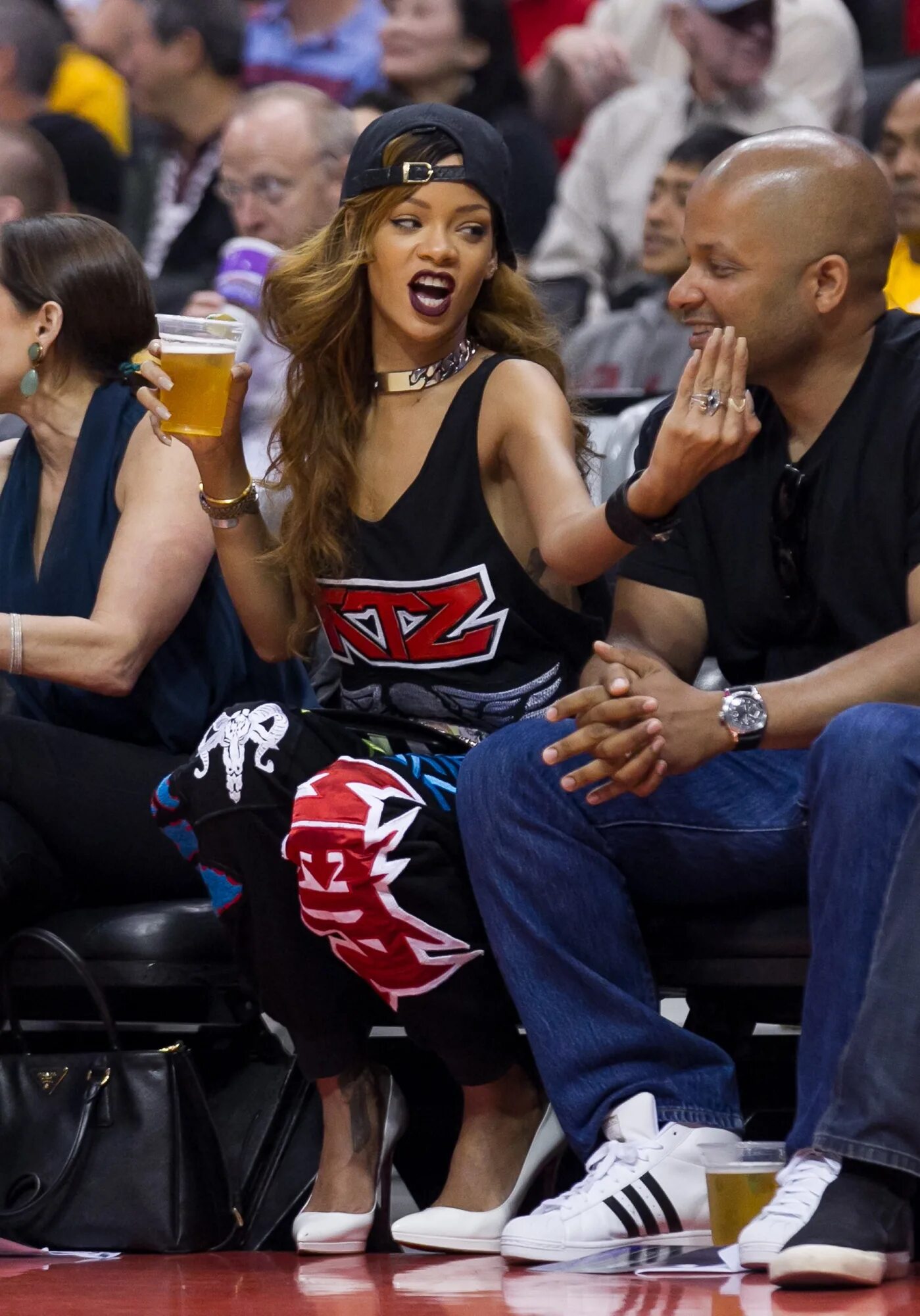 Go girl crazy. Игривое настроение секси. Bevare girls go crazy. Девушка в отрыве. Go girl crazy.