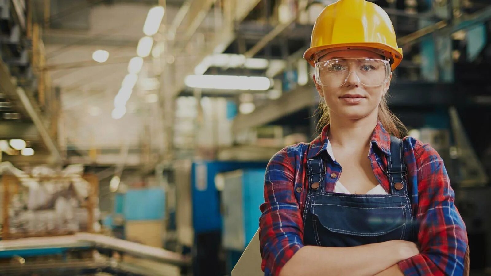 Рабочий персонал на производстве. Женщина Строитель. Женщина на стройке. Девушка на стройке. Инженер в каске на заводе.