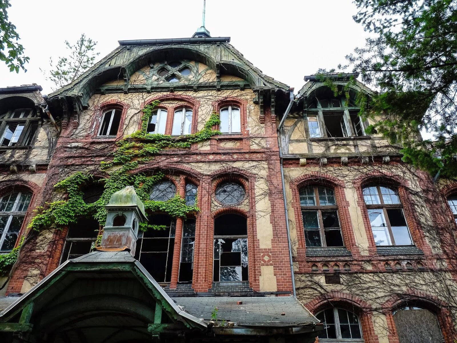 Где заброшенные здания. Больница Beelitz-Heilstätten, Германия. Заброшенный военный госпиталь Белиц-Хайльштеттен, Германия. Военный госпиталь Белиц-Хайльштеттен (Beelitz Heilstätten), Берлин. Германия Белиц заброшенный военный госпиталь.