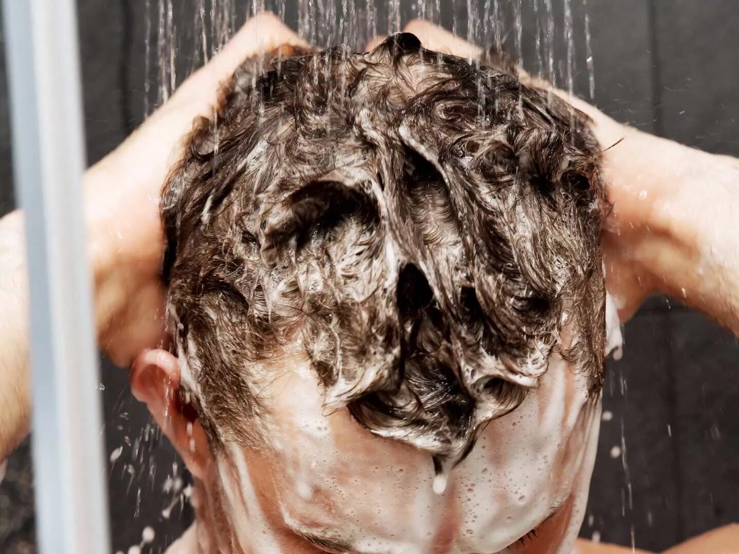 Частое мытье волос. Мытье головы. Мытье головы мужчине. Мытье волос мужчина. Мужчина моет голову.