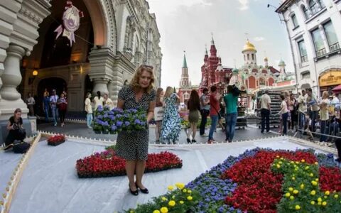 Люди с цветами в москве