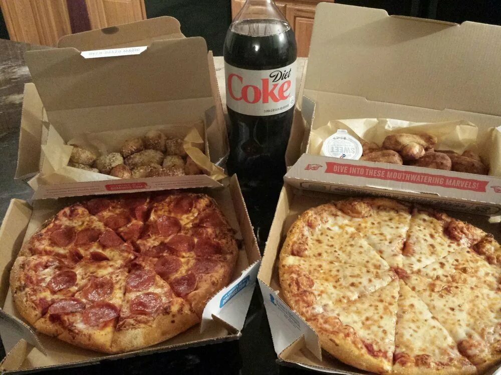 Косплей доставщика пиццы. Пиццамейкер додо. Пицца зарплата. Пиццамейкер додо. Pizza delivery.