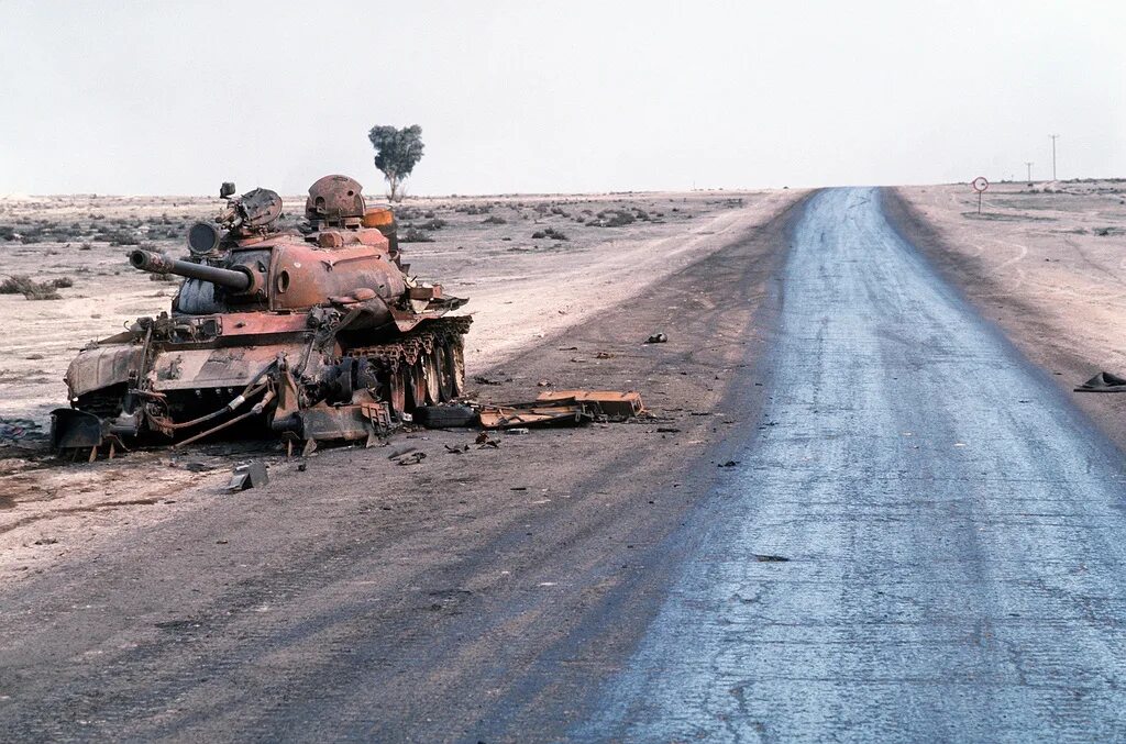 Т-55 Ирак. Подбитые танки Ирак 1991. Подбитые иракские т-55. Буря в пустыне операция 1991 танки. Разрушающие операции