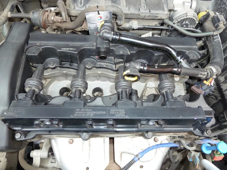 0 катушка зажигания. Peugeot 206 свечи. Пежо двигатель зажигания. Свечи на пежо 407 2. 2.