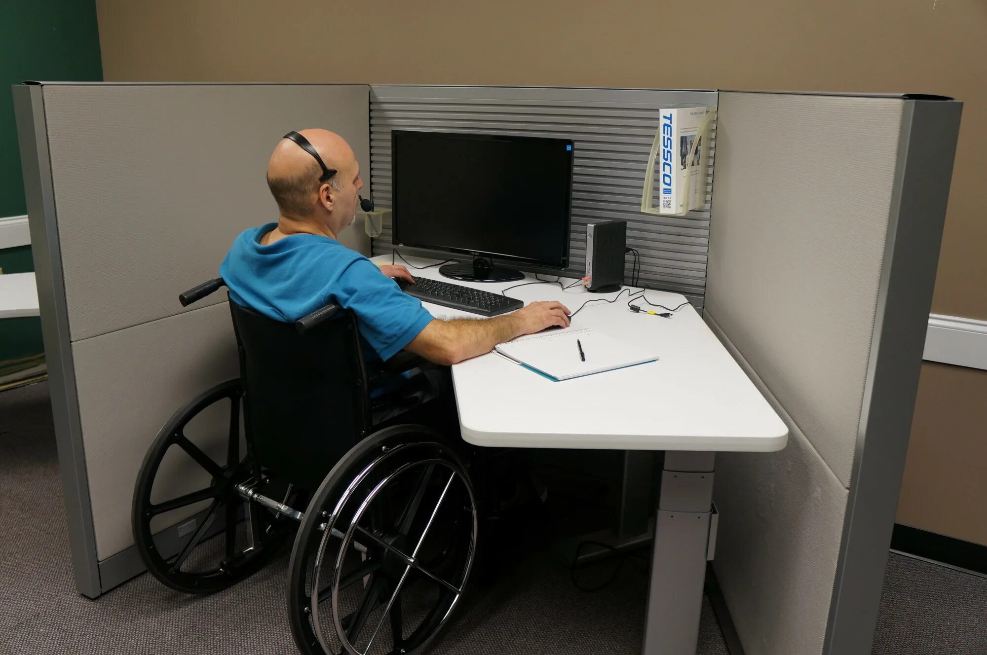 Работа для ограниченных людей. Трудоустройство инвалидов. Стол для инвалидов колясочников. Оборудованное рабочее место для инвалида. Компьютерный стол для инвалидов колясочников.