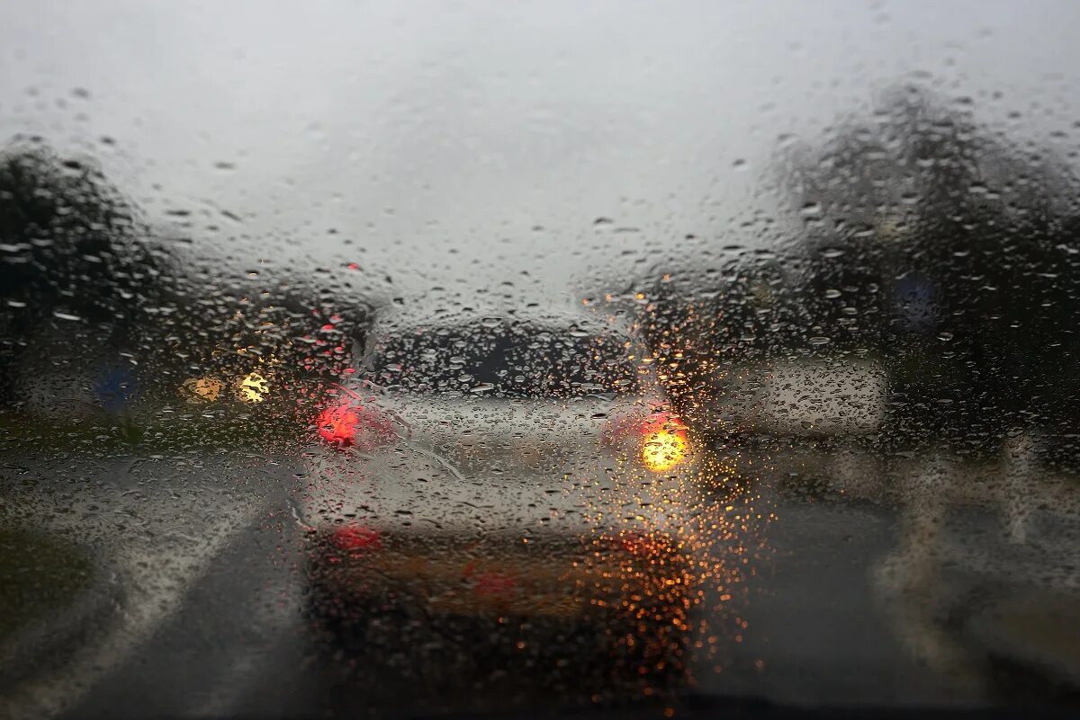 Хорошо в машине в дождь. Машина дождь. Вид из машины дождь. Начало дождя на дороге. Дождь на машине на море.