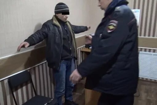 оперативник задерживает преступника. кража телефона. криминальная милиция. арест владельца русский продукт. лаборатория для издевательств над манекеном.