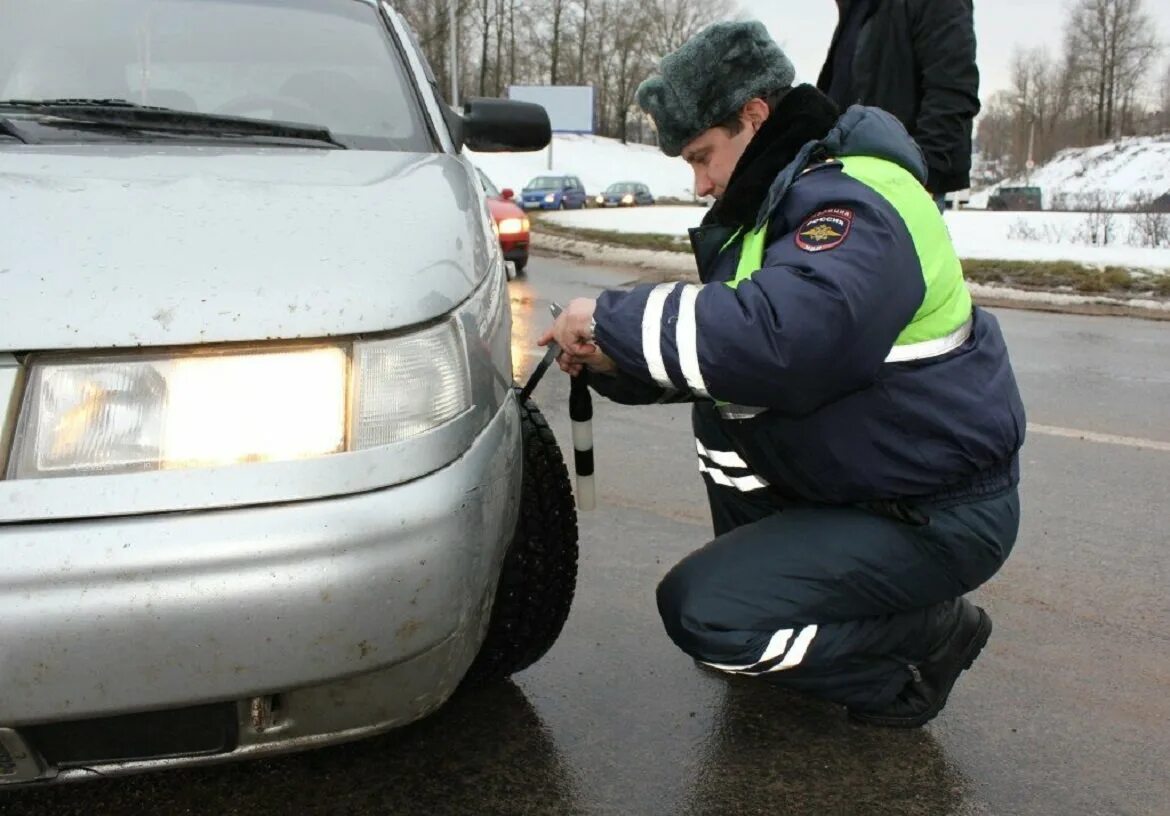 Новые штрафы авто. Штраф за летнюю резину зимой. ДПС на дороге. Штраф за шины не по сезону. Инспектор ДПС.