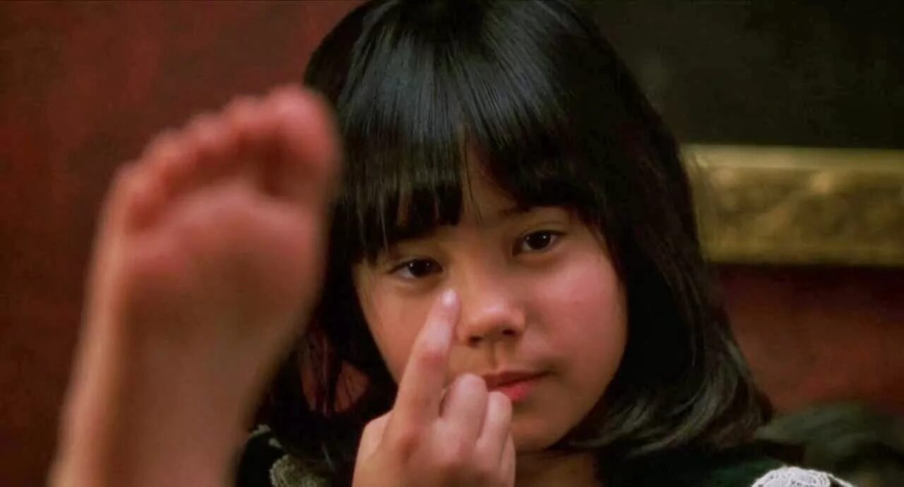 мальчик нюхает ноги у мальчика. мальчик нюхает девочкам ноги. лана маккиссак ноги. босые пятки девочек маленьких. нюхать туфли женские.