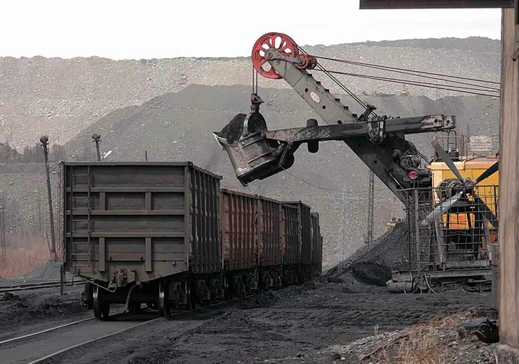 Погрузка угля. Погрузка угля в вагоны. Уголь ЖД. Вагоны с углем. Уголь в вагоне