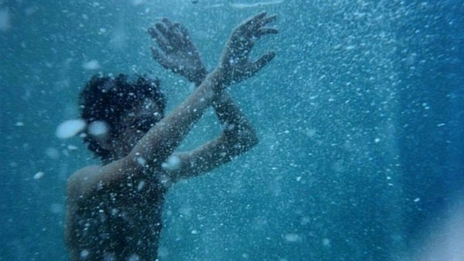 Тонущий человек. Вода и человек. Фотосессия под водой. Человек в воде Эстетика. Живой утонуть