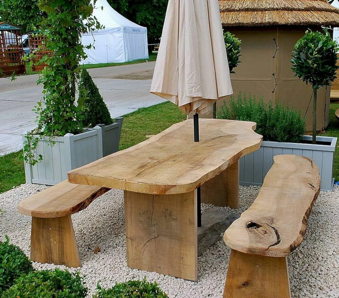 Уличный стол своими руками из дерева. Необычные деревянные столы. Деревянный стол в саду. Стол для сада из дерева. Стол уличный деревянный.