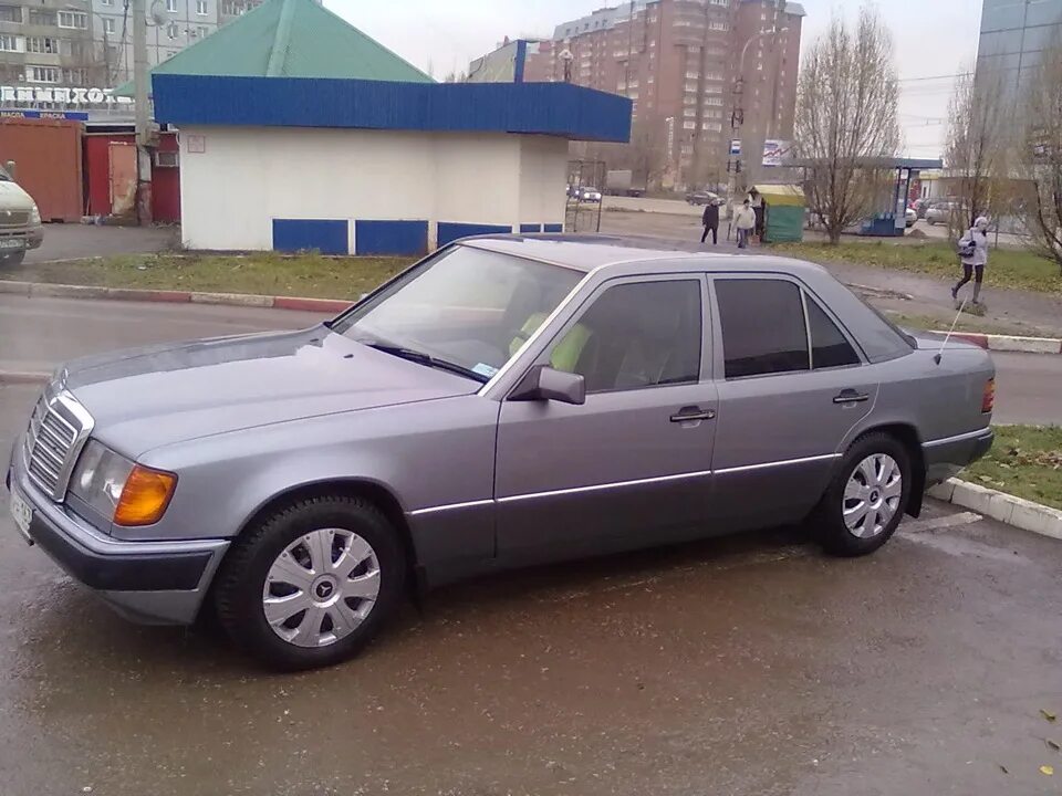 Mercedes e220 1995. Mercedes-benz 220 1993. Мерседес 230 1993 amg. Мерседес 124 1989. Мерседес 220e 1993.