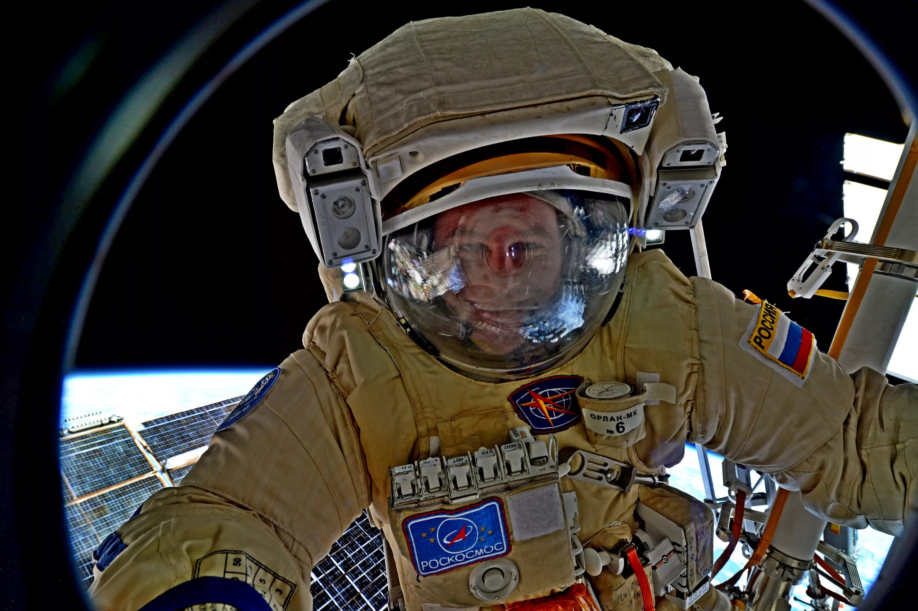Первый астронавт в открытом космосе. Скафандр Орлан. Космонавты.