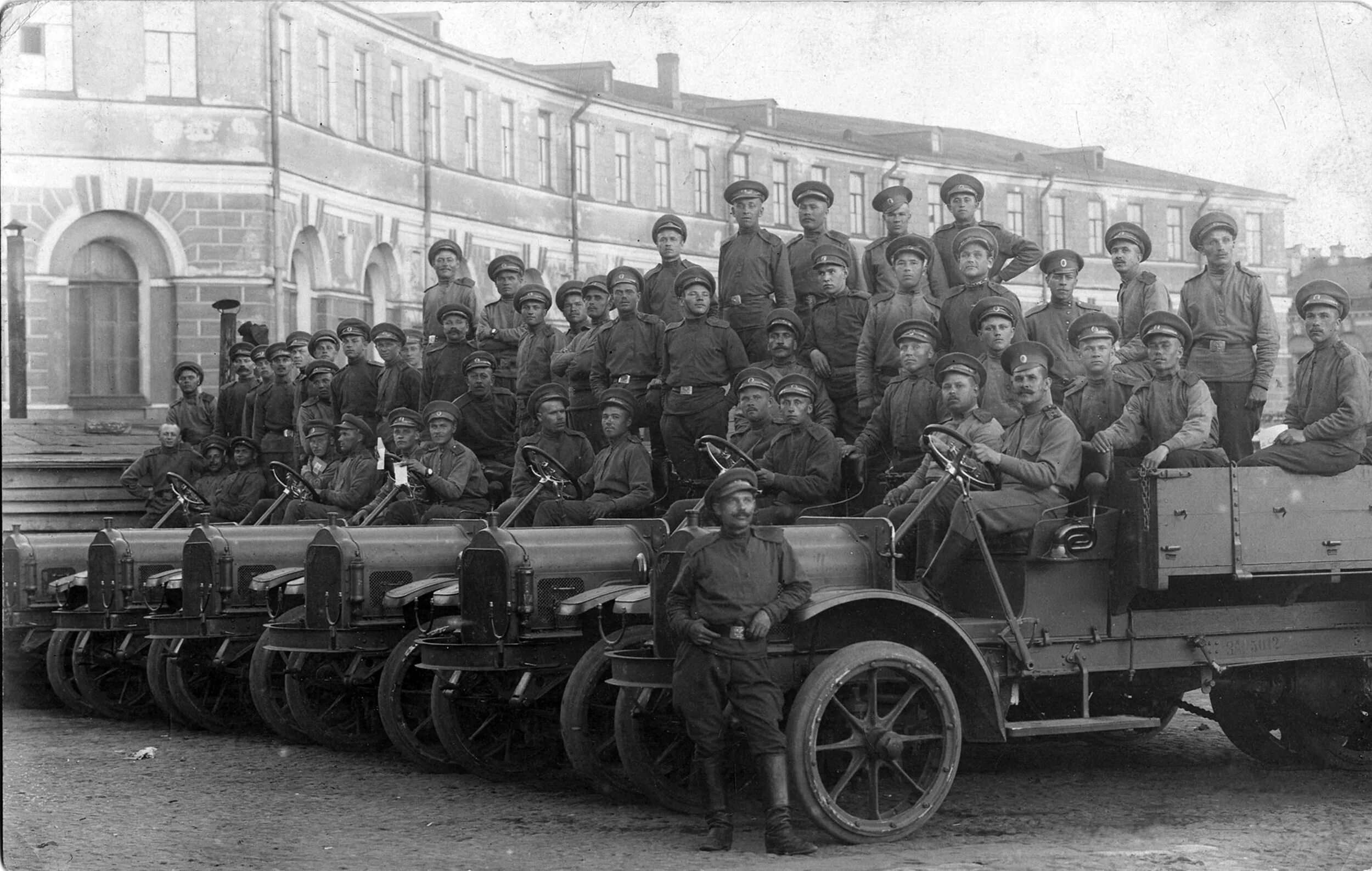 1 августа автомобиль. Фиат 1916. Автомобильные войска Российской империи. Renault санитарный 1916. Руссо-Балт 1916.