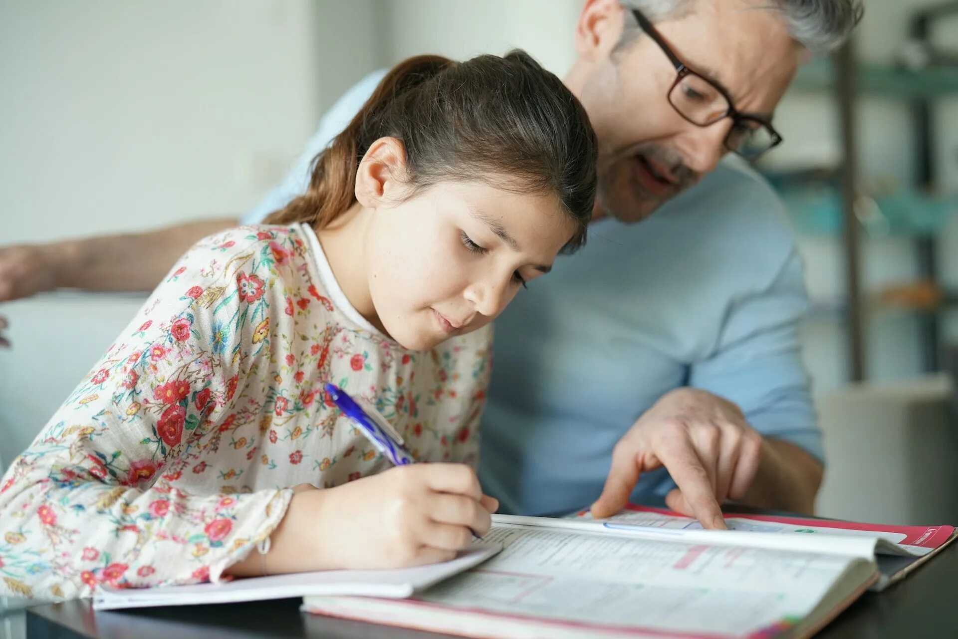 Helping me with my homework. Родители и домашнее задание. домашнее задание фото. parents help the child with homework. children do their homework.