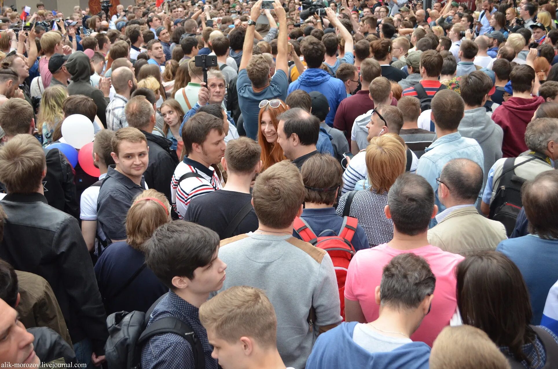 Форум кучах. Толпа митингующих. Толпа зевак на улице. Зеваки фото. Толпа зевак картинки.