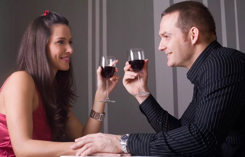 Drinking love. Парень и девушка в кафе. Парень и девушка в кафе. Мужчина пьет смузи. Фотосессия пар в кафе.