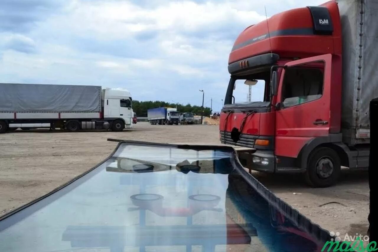 Автостекла для грузовиков. Лобовые стекла для грузовиков. Лобовое стекло фуры. Iveco тягач лобовое стекло.