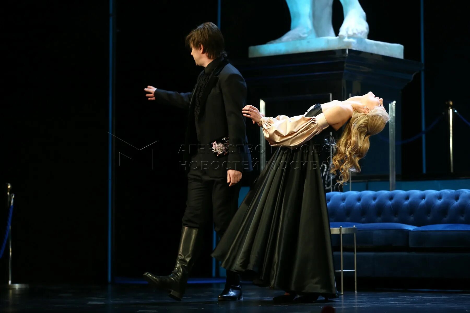 Красавец мужчина театр пушкина. Театр пушкина красавец. Театр пушкина красавец. Пушкин в театре. Фото парня в театре.