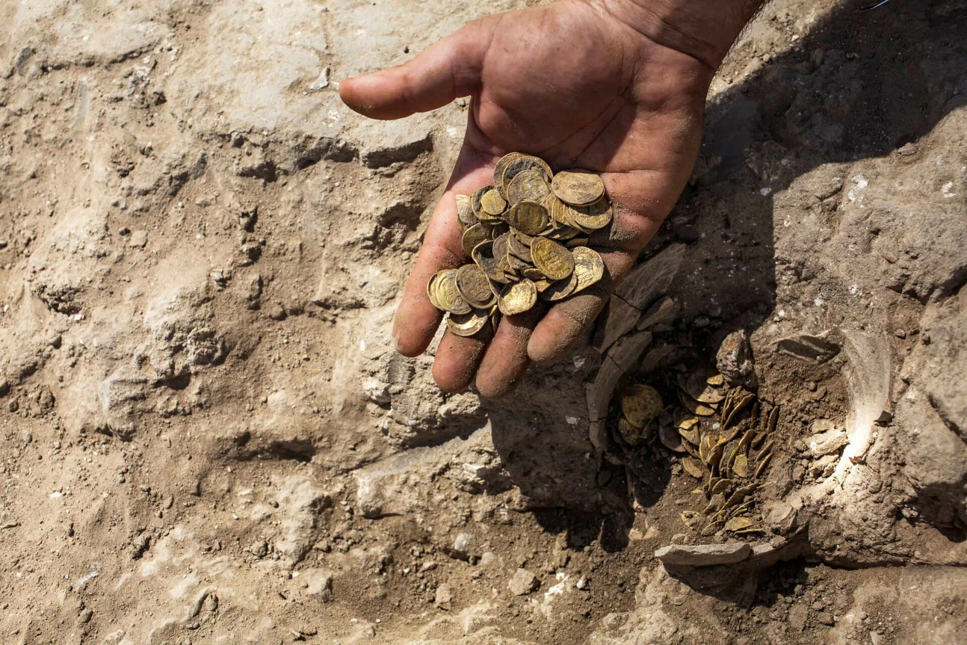 В каком году нашли первое золото. Находка "золота Бактрии". Находки золотых монет. Клад археология. Археологические находки золотых монет.