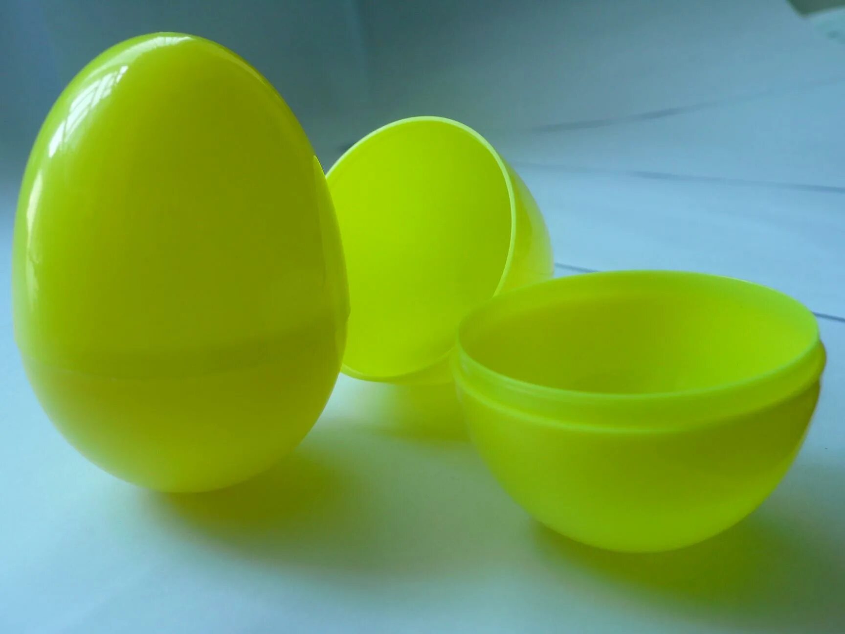 Пластмассовые яйца. Пластиковые яйца с игрушкой. Белое пластиковое яйцо. Пластмассовые яйца из Китая.