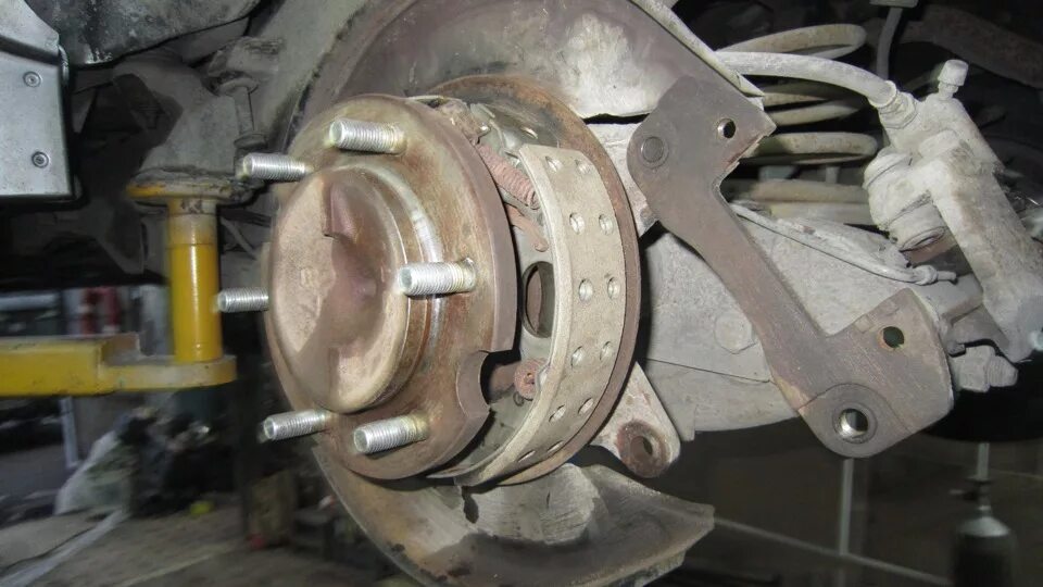 Паджеро спорт 3 колодки. Задние колодки Паджеро спорт 2. Задние тормоза Митсубиси Паджеро спорт 1. Задние тормозные колодки Pajero 2. Pajero Sport 2014 задние тормоза.