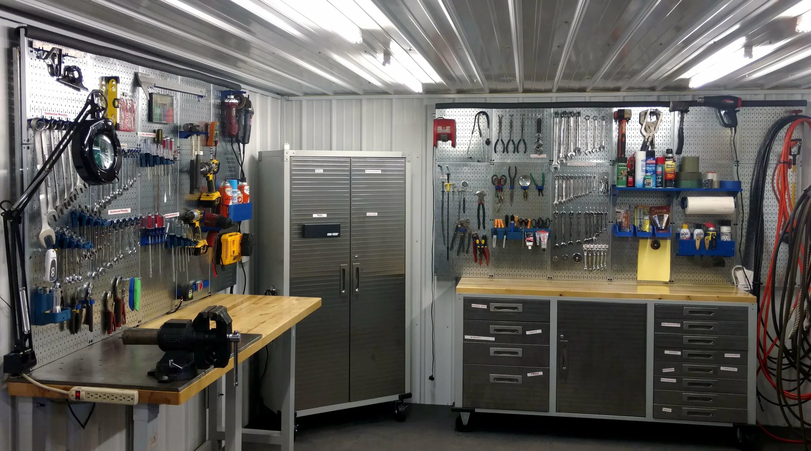 Гараж для автомобиля. Мастерская машин. Гараж для спецтехники. Гаражное хозяйство. М.