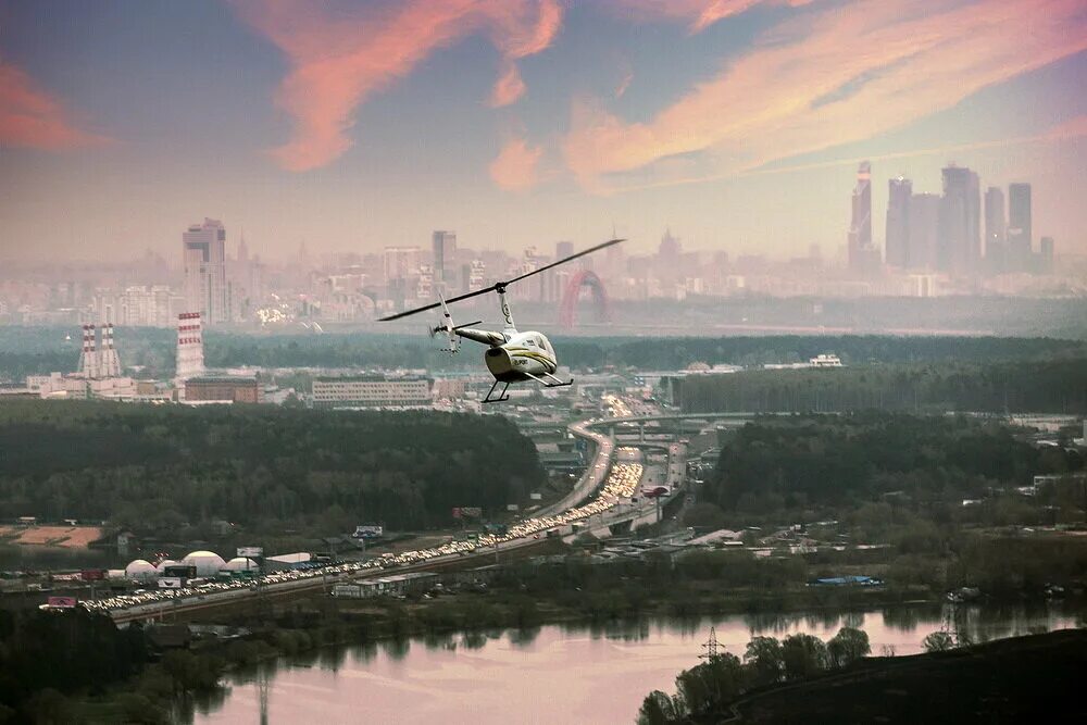 Вертолет москва полет. Вертолетные прогулки Москва. Вертолет Хелипорт. Вертолетная экскурсия над Москвой. Полет на вертолете.