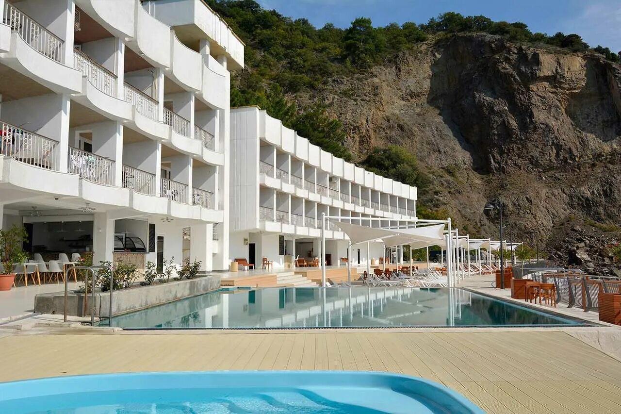 Форосский берег пансионат крым. Ялта форосский берег. Гостевой дом уютный дворик, посёлок городского типа форос. Форосский спуск 1. Санаторий форос ялта.