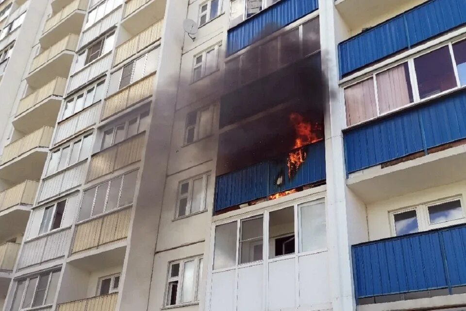 Горит балкон. Пожар на балконе. Пожар на лоджии. Сгорел балкон