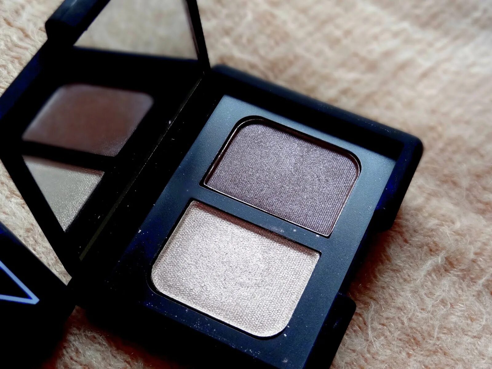 Duo eyeshadows. Nars Thessalonique. Nars двойные тени для век, Thessalonique. Nars тени Duo Eyeshadow Underworld. Тени nars Trio.