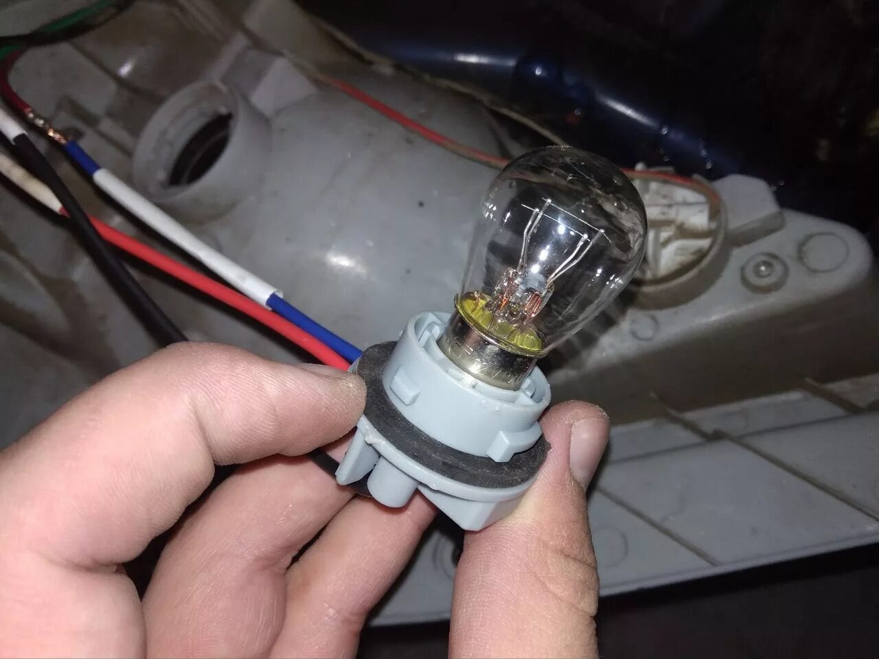 Лампочка поворотника приора. Цоколь поворотника гольф 3. цоколь поворотника kia spectra. патрон лампы поворотника приора. артикул цоколь поворотника приора.
