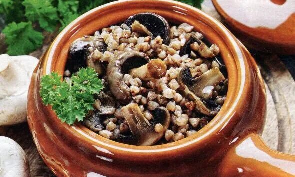 каша в горшочке с грибами. гречка с грибами в горшочке. гречневая каша с грибами в горшочке. гречневая каша в горшочке. гречневая каша с грибами.